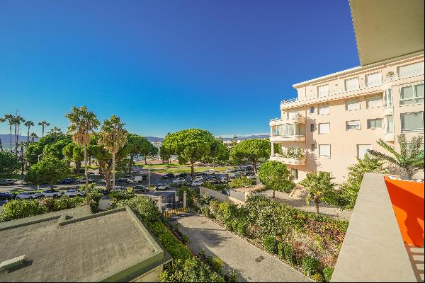 Fully renovated 3-bedroom apartment with sea view in Cannes Croisette.