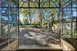 Magnificent bastide located in an olive estate near Avignon and the Alpilles