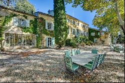 Magnificent bastide located in an olive estate near Avignon and the Alpilles