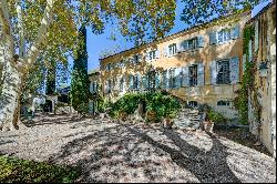 Magnificent bastide located in an olive estate near Avignon and the Alpilles