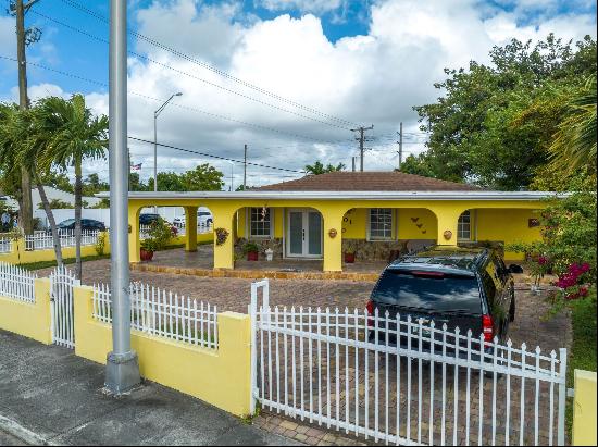 901 E 32nd St, Hialeah, FL