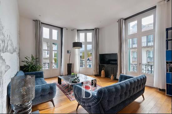 SAINT JEAN DE LUZ, HEART OF TOWN, MAGNIFICENT APARTMENT OF 130 M² COMPLETELY RENOVATED