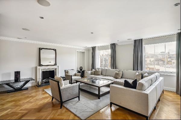 A spacious penthouse for rent in Mayfair, W1.