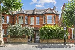 A beautiful four bedroom family house in Notting Hill