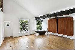 A beautiful four bedroom family house in Notting Hill