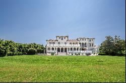 Waterfront Villa on Mecox Bay