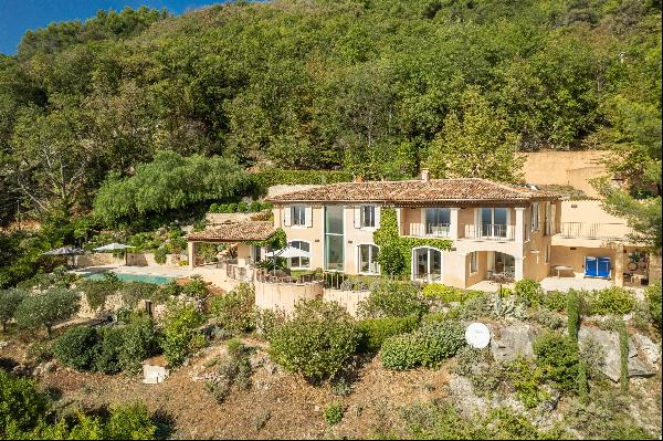 A beautiful 5 bedroom villa with stunning panoramic sea view in Tourettes sur Loup.