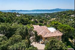 Grimaud, Spacious family villa with sea view over the Gulf of Saint-Tropez.