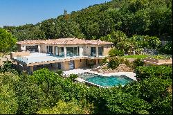 Grimaud, Spacious family villa with sea view over the Gulf of Saint-Tropez.