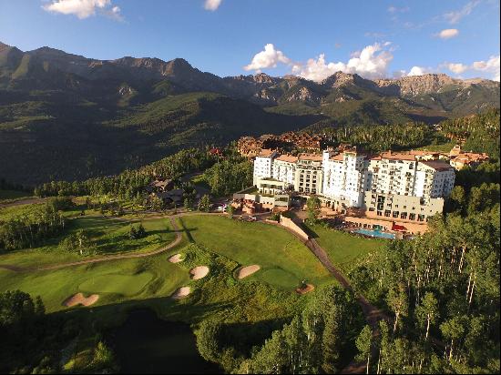 See Telluride's Breathtaking Alpenglow From This Luxurious Corner Suite 