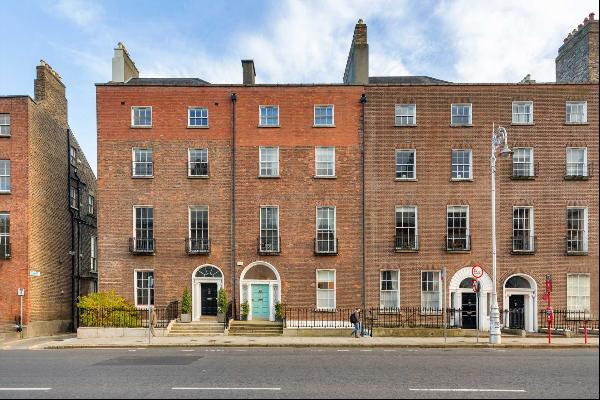 An incredibly special own door duplex apartment in this desirable Georgian building extend