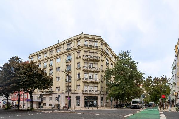 Stylish 5+1-bedroom apartment in a charming building with a lift in Arreiro, Lisbon. 