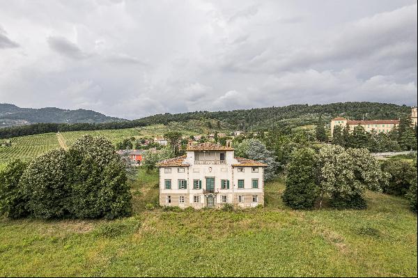 Historic villa near Lucca, in need of renovating works.