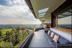 Independent villa with splendid view and private park