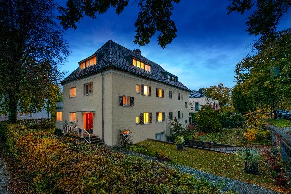 Rarity with potential: Spacious home in a dream location on the Schlosskanal