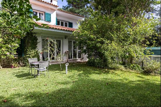 Villa with garden, pool and terraces, near Arrábida