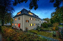 Rarity with potential: Spacious home in a dream location on the Schlosskanal
