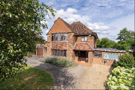 Detached four bedroom house for sale in sought-after cul-de-sac in Bookham.