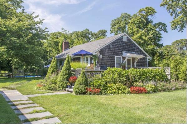 LOVELY EAST HAMPTON COTTAGE WITH POOL
