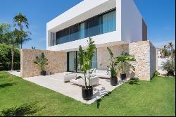 Villa for sale in Málaga, Marbella, Cortijo Blanco, Marbella 29670