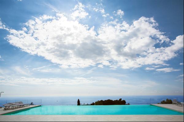 Magnificent villa overlooking the sea