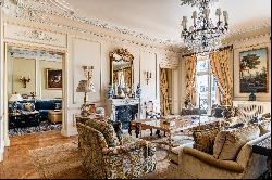 Magnificent family and reception apartment close to the Avenue Montaigne