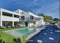 Marignane - Contemporary House with Heated Pool and Unobstructed View