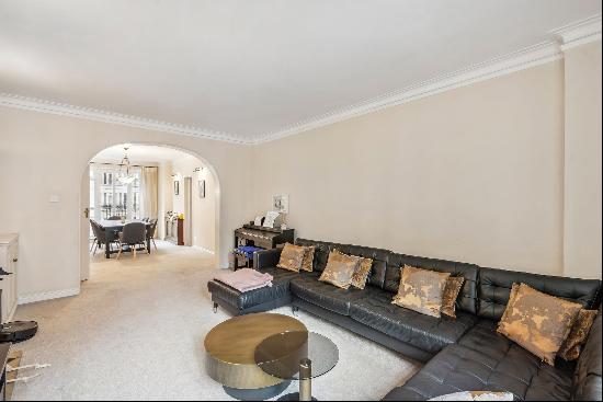 A three bedroom flat in an Art Deco period mansion apartment for sale in Westminster, SW1