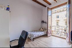 Excellent spacious renovated corner apartment with views of emblematic square