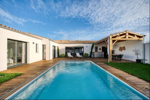 House with swimming pool in Aytre.