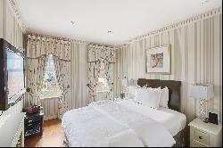 An impressive four-bedroom apartment in the heart of South Kensington