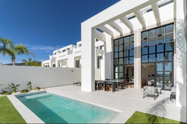 Outstanding newly built 4-bedroom townhouse in Santa Bárbara de Nexe, Algarve.