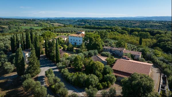 A wonderful agricultural estate near Colle Val d’Elsa, approached by a classic, mature cyp