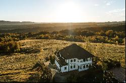 Mansion feeling on the green hills of Horezu