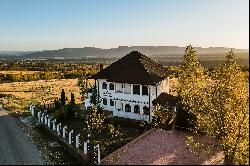 Mansion feeling on the green hills of Horezu