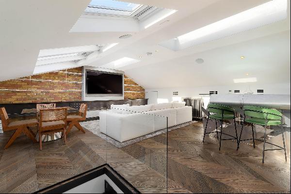 Stunning Penthouse apartment with direct left access in Earls Court, SW5