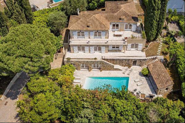 Elegant modern villa with pool and view in Mougins.