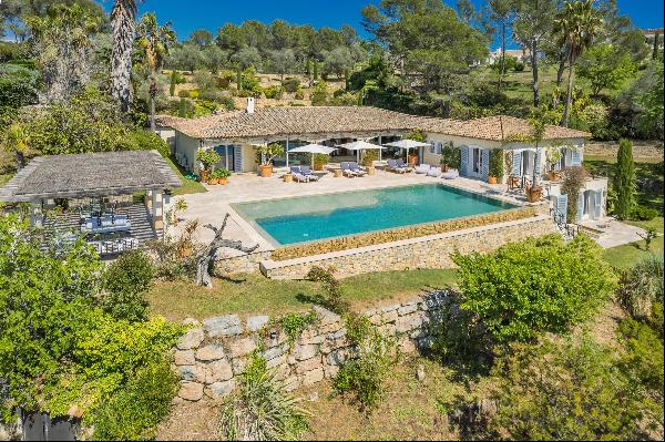 A superb villa with panoramic views in a secured domain in Mougins.
