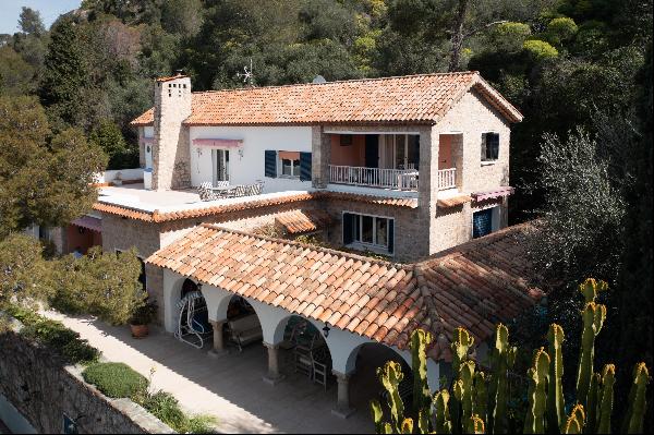 Great potential for this nice villa in a highly sought-after location in Saint Jean Cap Fe