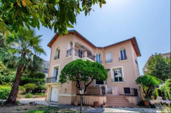 Superb bourgeois house in a private domain in Nice.