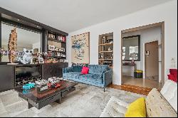 Family apartment on the last floor with terrace close to the Bon Marché