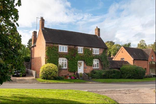An attractive Grade II listed farmhouse in this pretty village with good access to Warwick