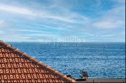 Renovated penthouse with sea view