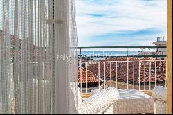 Renovated penthouse with sea view