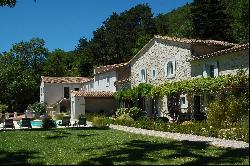 Renovated property, 21 ha in the heart of green Aude, 700 m2 with gite and B&B business, 