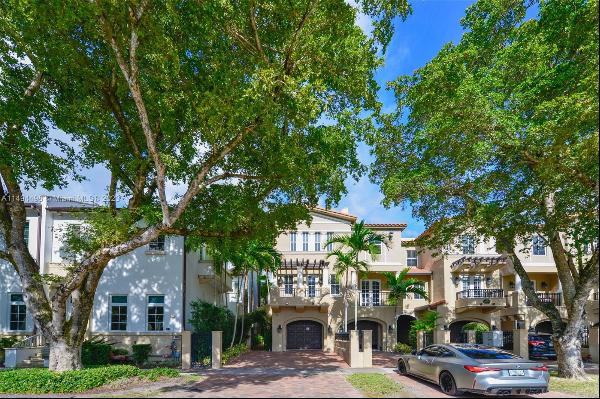 Beautiful & rarely available corner townhouse in the heart of Coral Gables. Bright & spaci