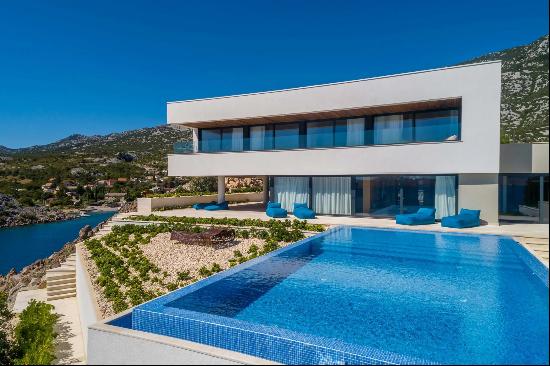 WATERFRONT VILLA WITH INFINITY POOL