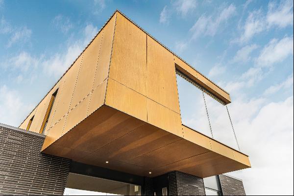 Contemporary landmark home on the edge of Oxford, offered for sale with no onward chain.