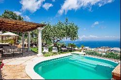 Impressive property with double pool in the center of Capri