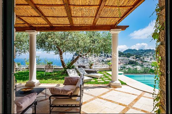 Impressive property with double pool in the center of Capri